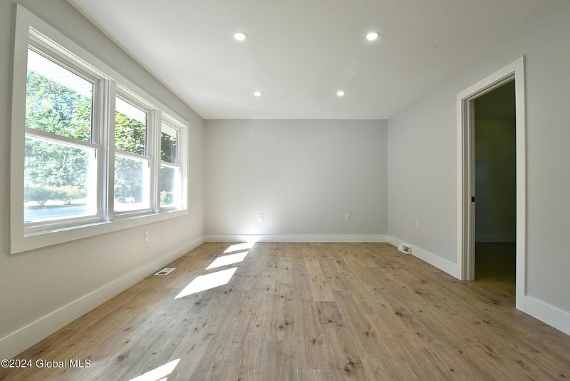 4th image of 163 Reservoir Road