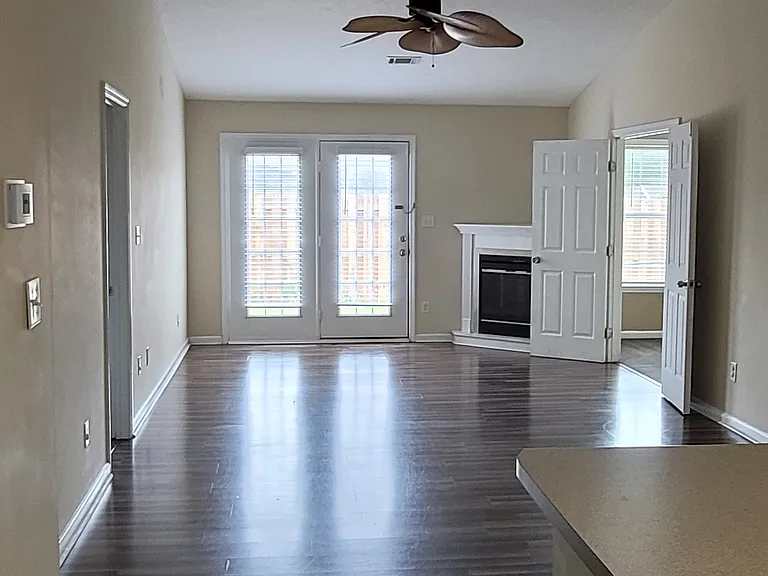 1252 Longpoint Dr — Photo 2