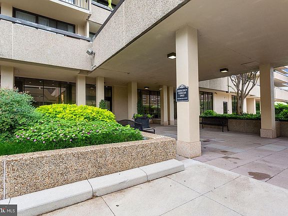 4th image of 400 Madison St APT 807