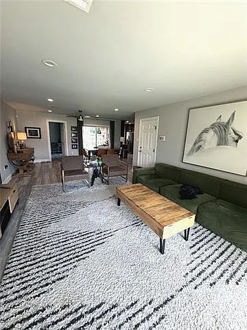 3 bed, 2.0 bath, 1600 sqft, $2,300 — Photo 2