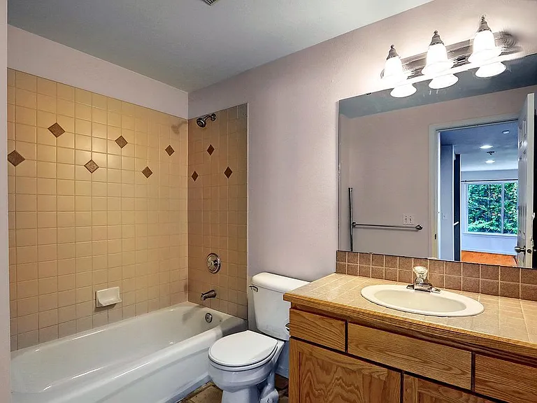 8524 Midvale Ave N #B — Photo 13