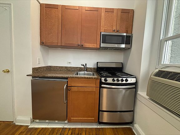 4th image of 217 E 66th St #103