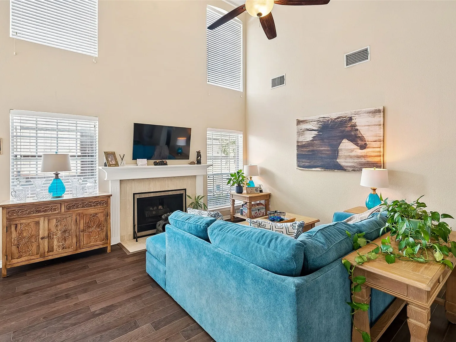 3 bed, 2.0 bath, 1567 sqft, $3,200 — Photo 4