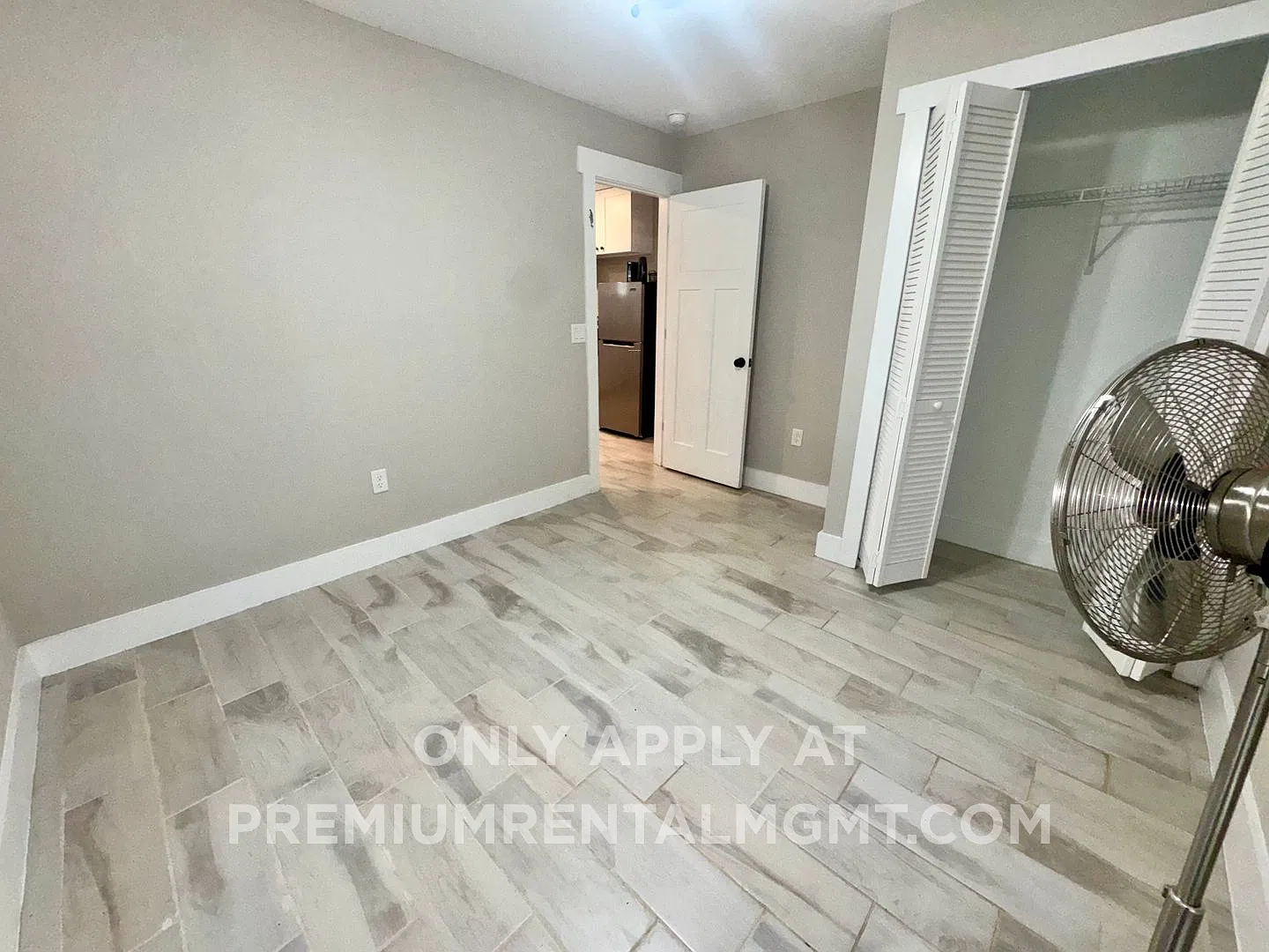 1 bedroom apartment in the Longwood Historic District with 2 Garages! — Photo 2