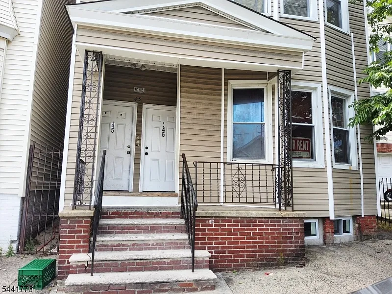 3 bed, 1.0 bath, $2,000 — Photo 2