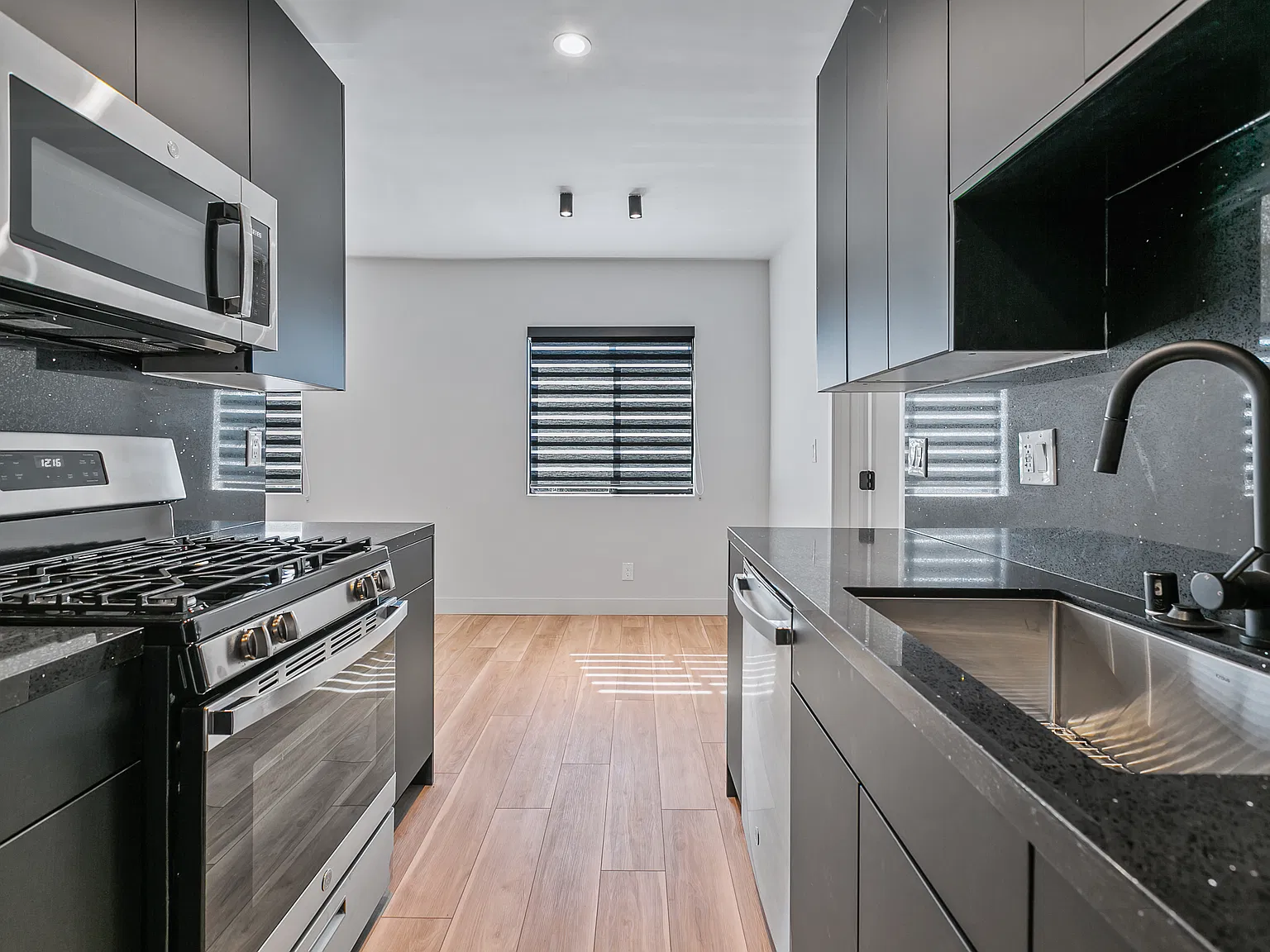 1 bed, 650 sqft, $2,378 — Photo 2