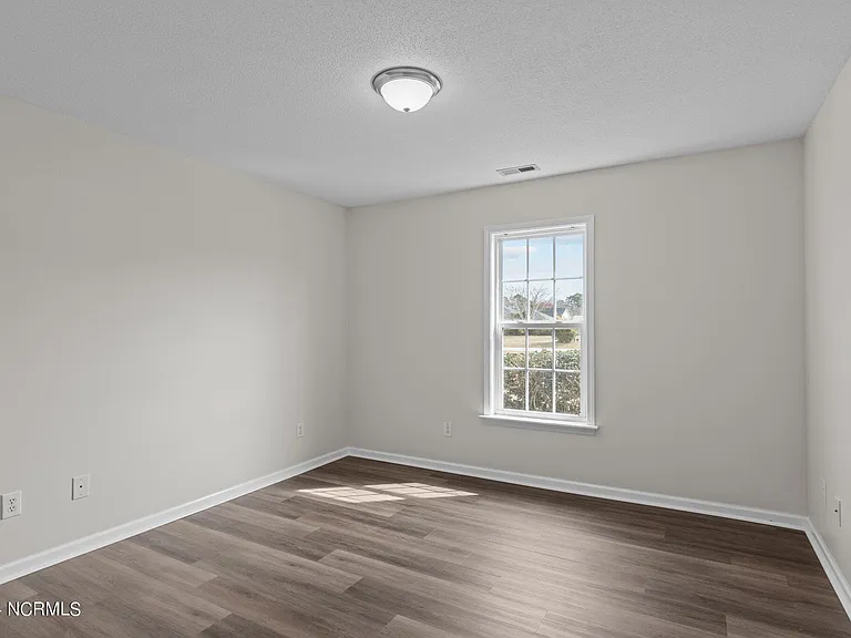 104 Blue Bird Ln — Photo 32