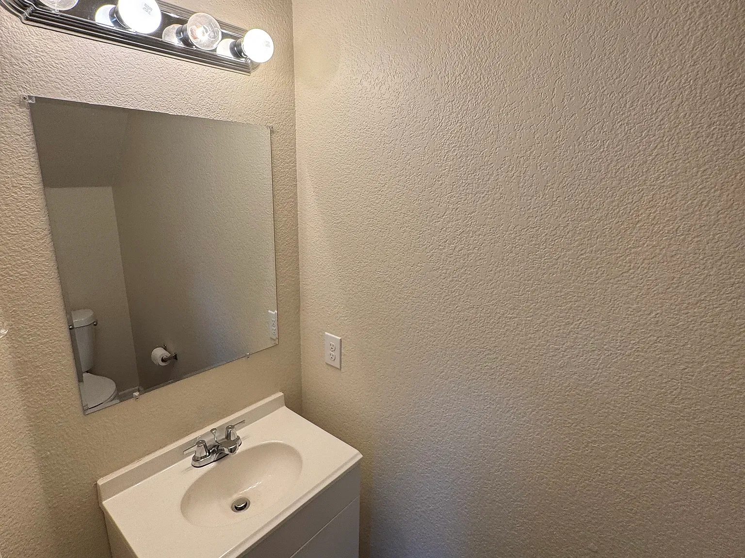 3 bed, 2.5 bath, 1241 sqft, $2,200 — Photo 3