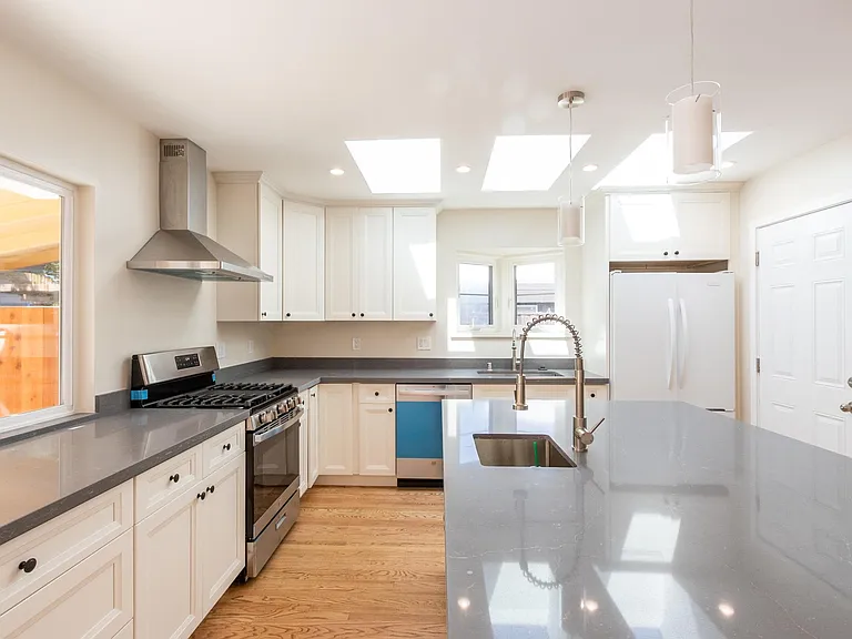 2716 Delaware Ave — Photo 4