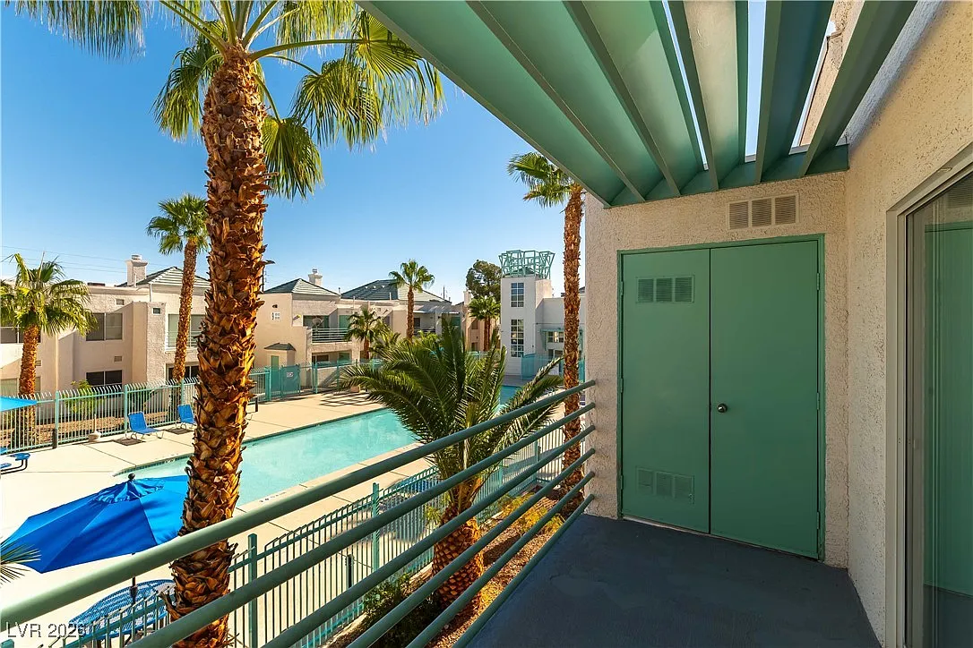 2 bed, 2.0 bath, 995 sqft, $1,250 — Photo 2