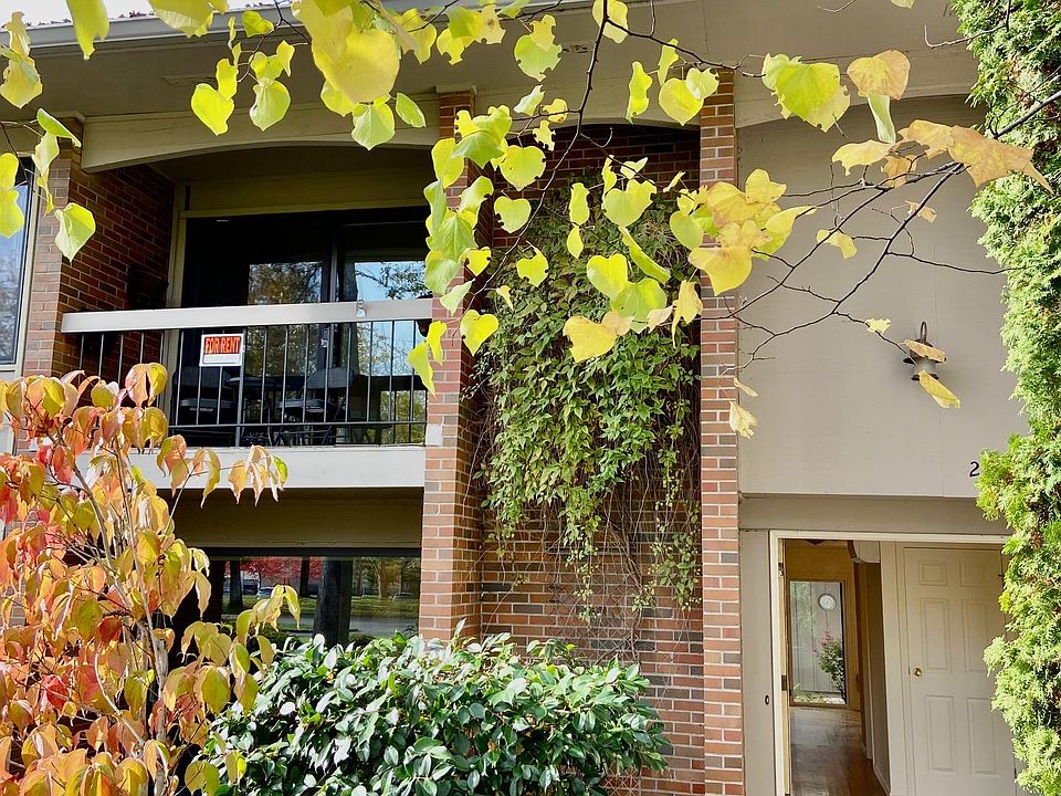 Welcome to your new Oak House Townhouse. Double-doors entry with view to exterior courtyard, 2nd story patio off main bedroom