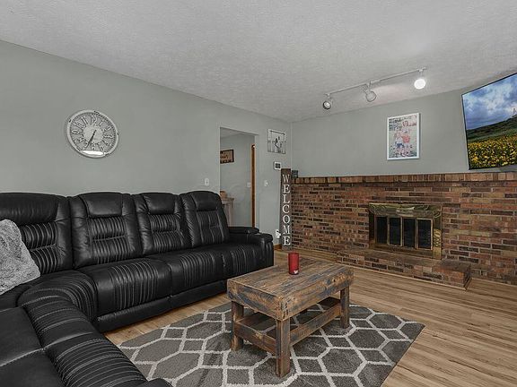 5th image of 3956 Chancellor Dr