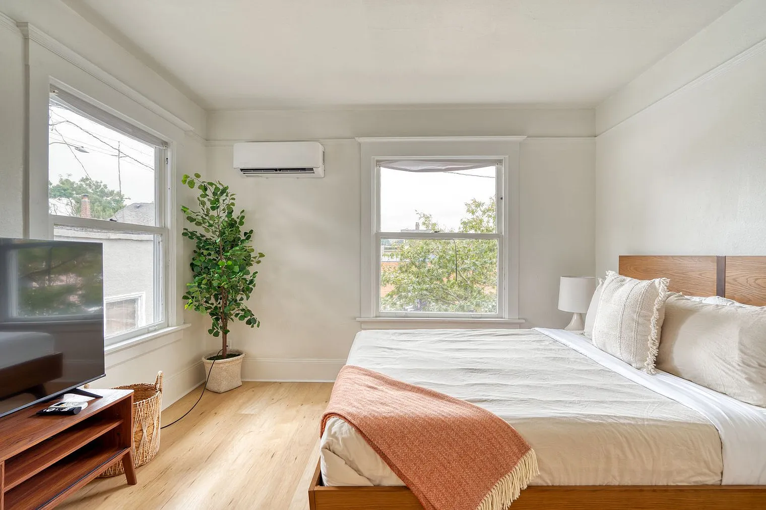 1 bed, 1.0 bath, 495 sqft, $3,303 — Photo 2