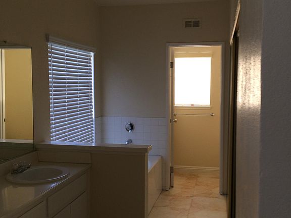 4th image of 12741 Shadowbrook St