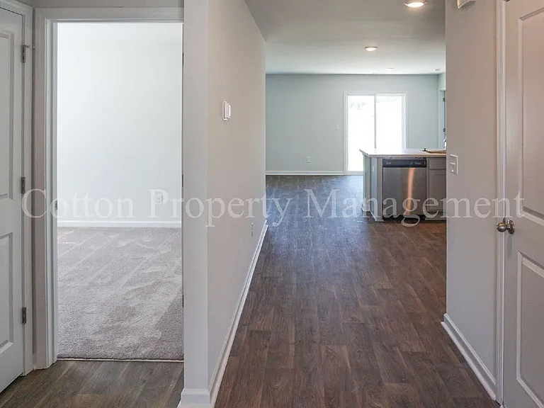 602 Draymore Dr NE — Photo 4