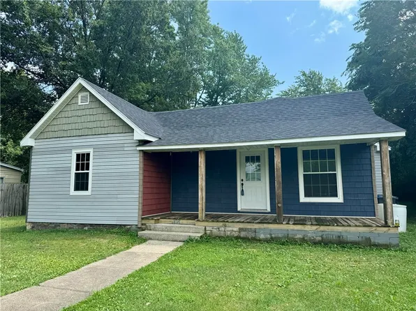 108 E McCarty St, Muncie, IL 61857