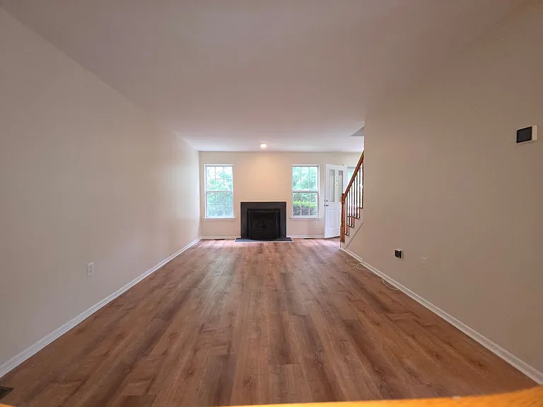 204 Barclay Ct — Photo 9