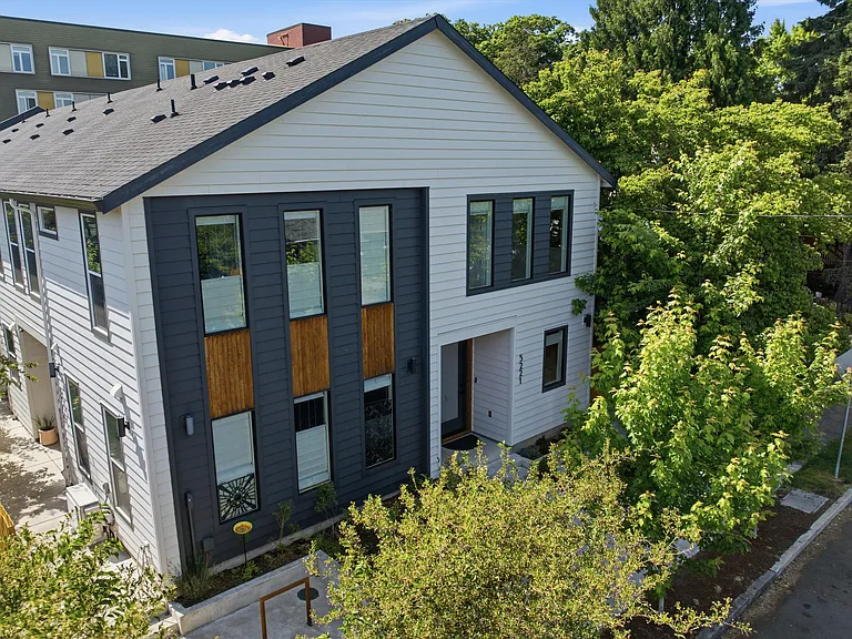 5221 N Maryland Ave — Photo 1