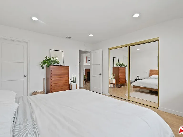 5211 Allott Ave — Photo 11