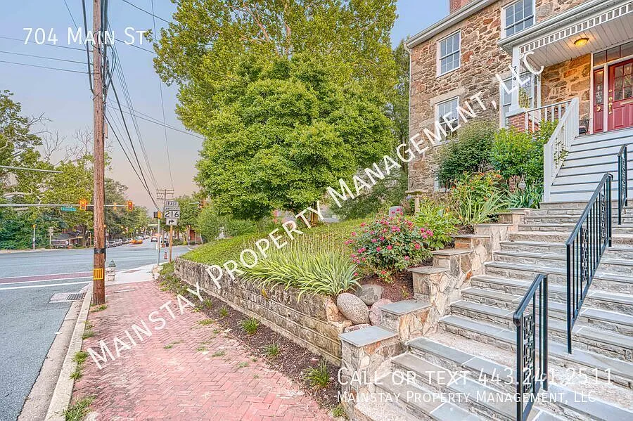 Spacious 3 bed 1.5 bath townhome with huge yard on Main St in Laurel! — Photo 2