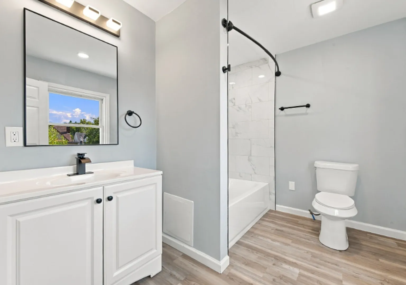 Stunning 3 beds and 2.5 bath home in Sheraden available now! — Photo 2