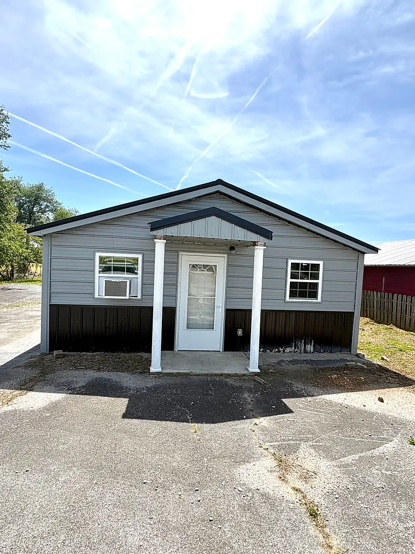Spacious Home in the Heart of Cave City! — Photo 2