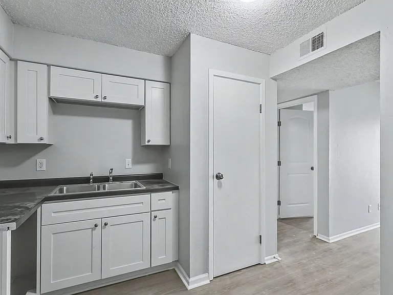 Stoneybrook Apartments — Photo 24