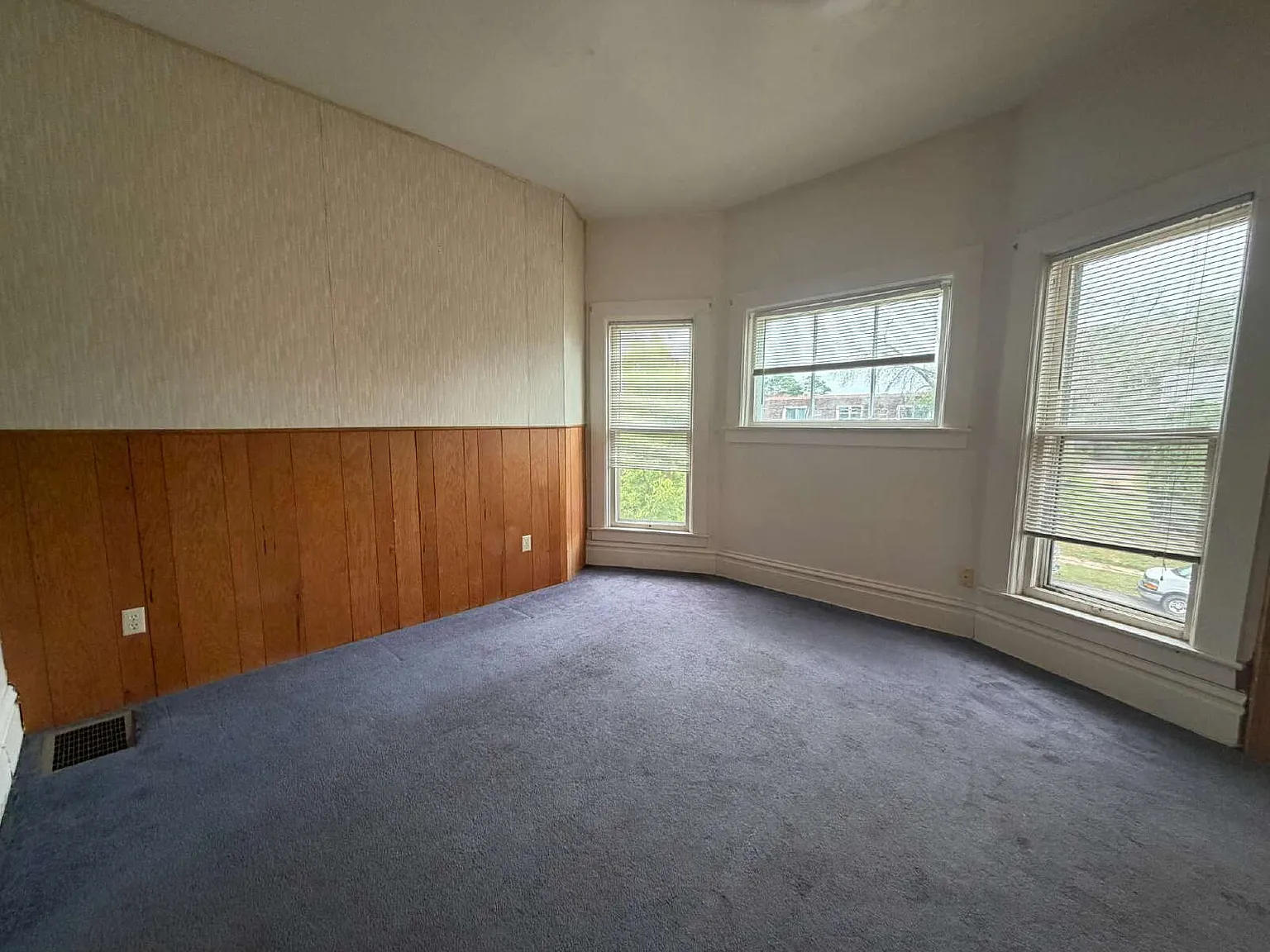 3 bed, 1.0 bath, 900 sqft, $335 — Photo 3
