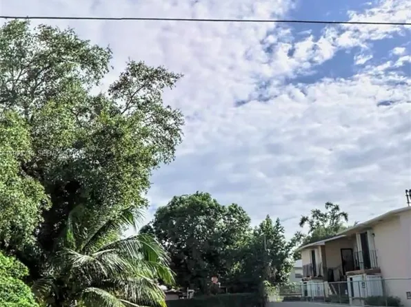 542 SW 2nd St, Miami, FL 33130