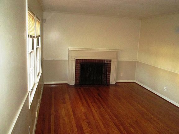 LIVINGROOM WOOD FIREPLACE