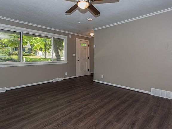 4th image of 230 N Woodland Dr