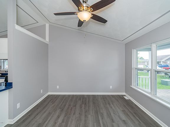 3rd image of 222 Beechcliff Cir