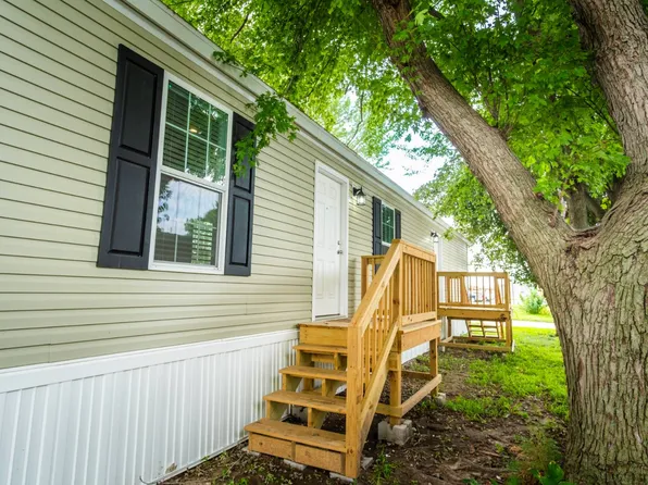 17 Kingston Dr, Hastings, NE 68901