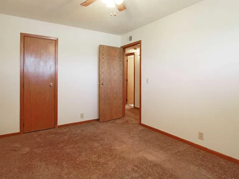 Kingston Court Apartments — Photo 8