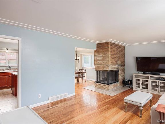4th image of 23206 Middlesex St