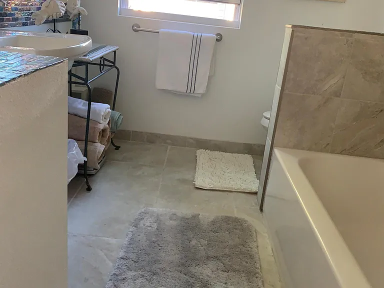 Camelot Dr N — Photo 10