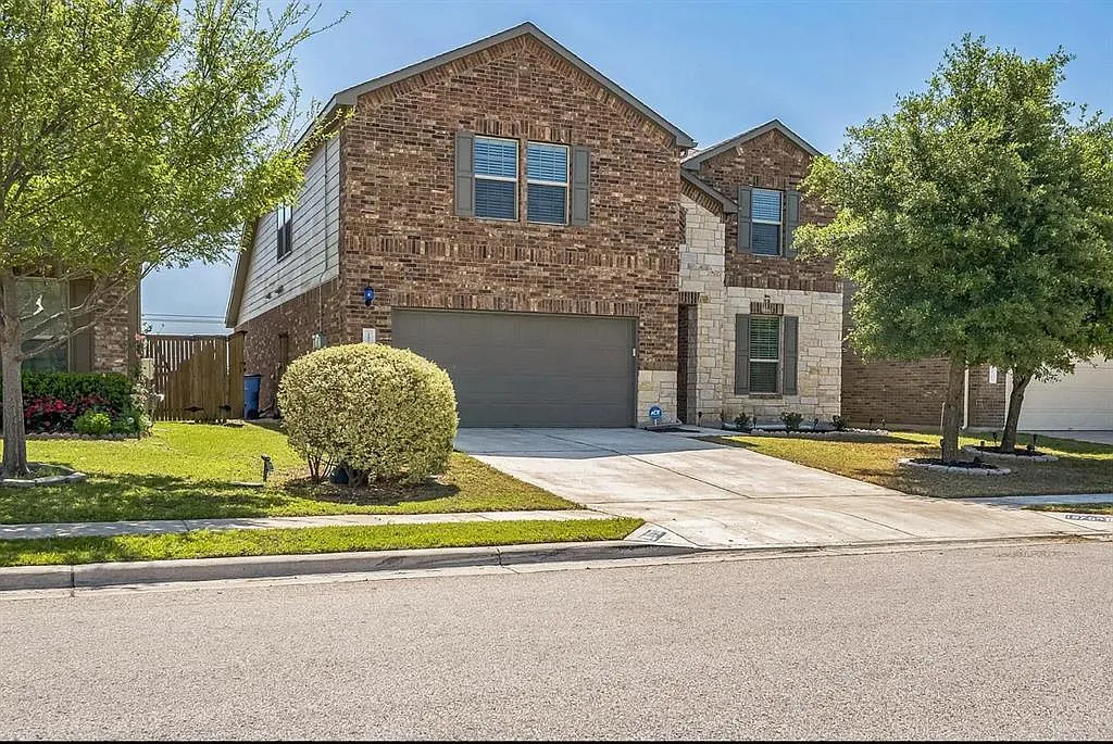 4 bed, 2.5 bath, 2766 sqft, $2,800 — Photo 1