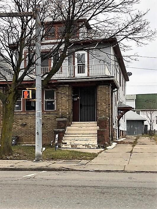 1st image of 1402 E Delavan Ave