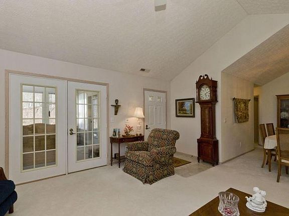 3rd image of 737 Windward Ln