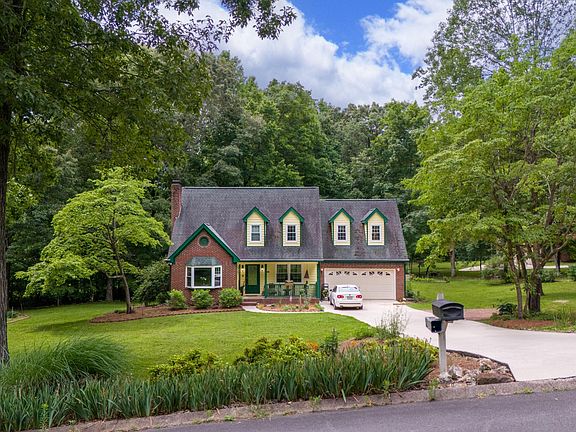 3rd image of 290 Fairhill Dr NE