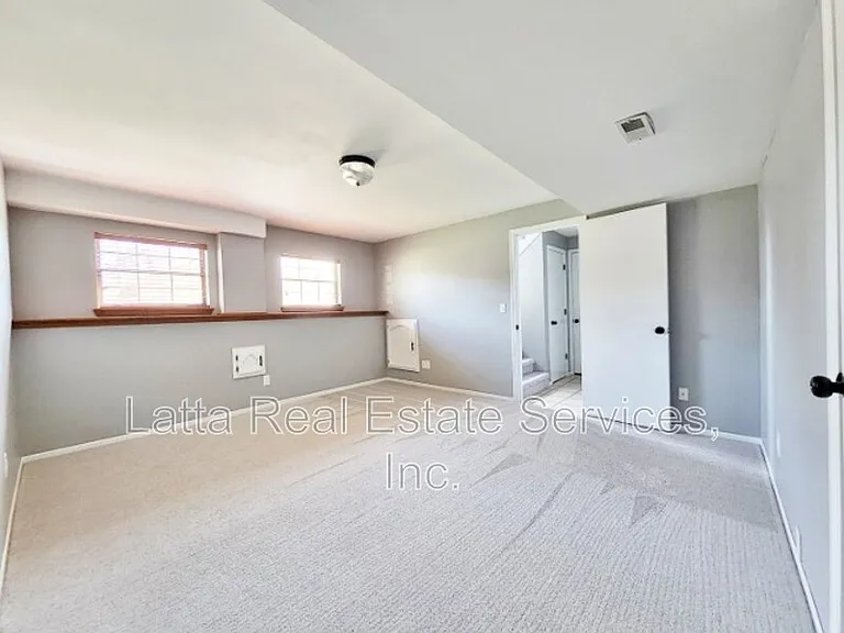 228 SE Bristol Dr — Photo 8