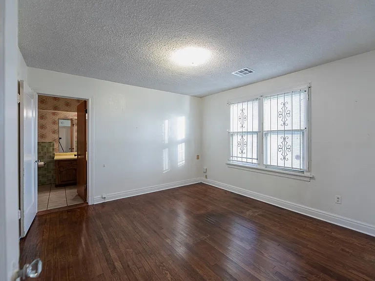 2442 N Jordan Ave — Photo 15