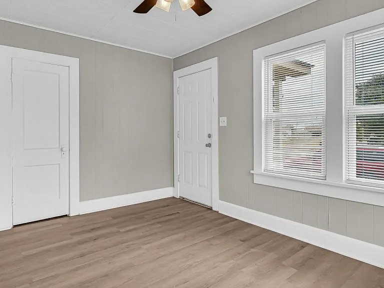 203 3rd Ave NW — Photo 5