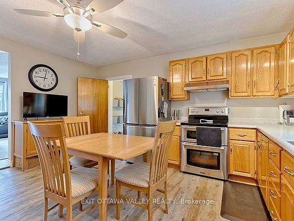 3rd image of 39 Creek St