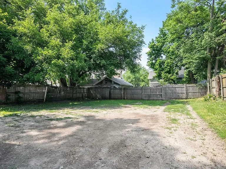 811 & 813 Park St SW — Photo 18