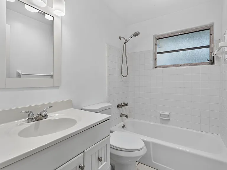 101 Beverly Rd E — Photo 32