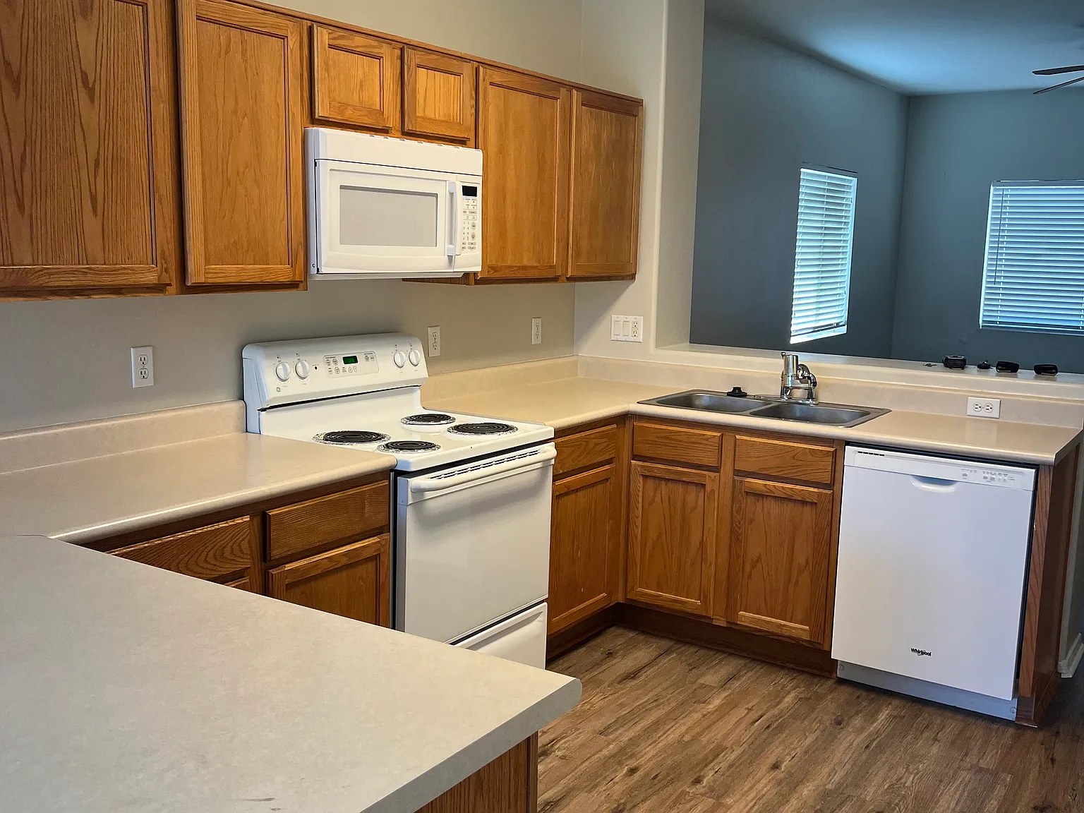 3 bed, 1300 sqft, $1,895 — Photo 3