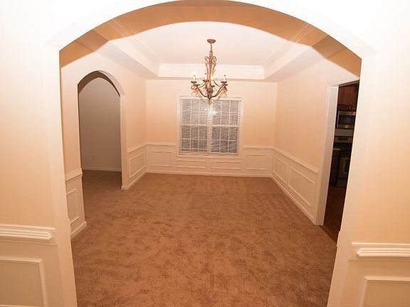 5th image of 615 Maple Crest Dr
