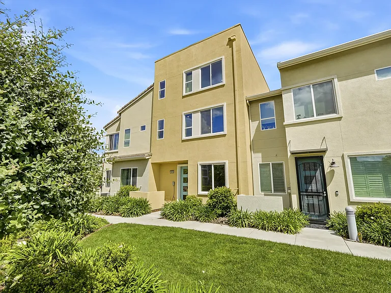 3818 E Commerce Way — Photo 49