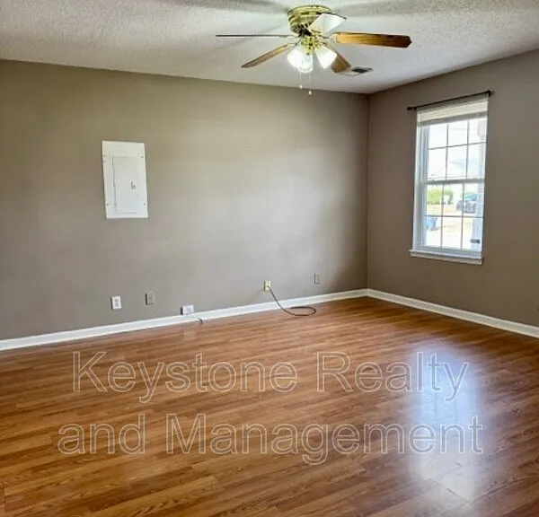 1127 Keith Ave — Photo 2